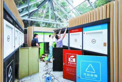 智能新风尚 社区新型垃圾分类箱引领绿色生活